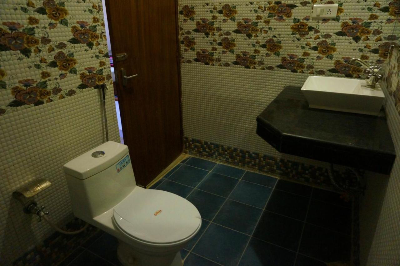 Hotel Ramayana Khajuraho Bagian luar foto